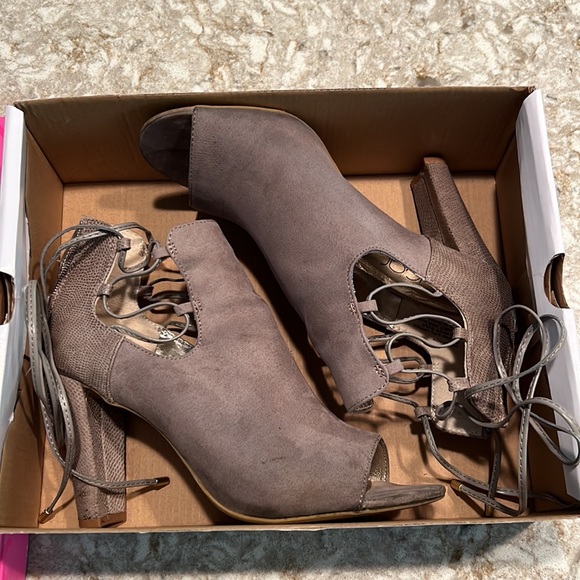 Women’s lace up gray heels - Picture 7 of 8